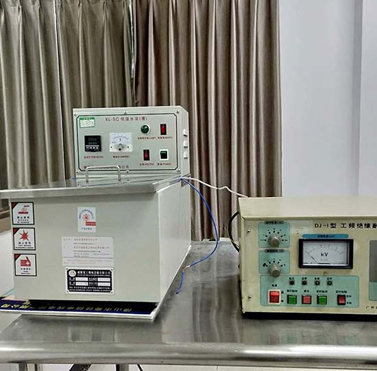 DJ-1耐压测试仪与PC40B型高绝缘电阻测量仪.jpg